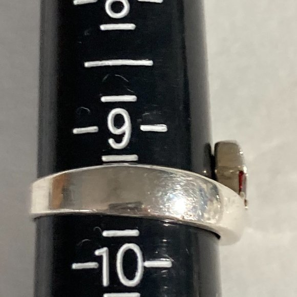 3 red glass gems in sterling silver by pass ring. - Picture 5 of 8